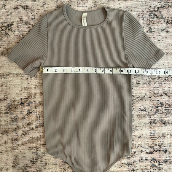 Aritzia Babaton Ribbed Shortsleeve Bodysuit - Picture 8 of 12